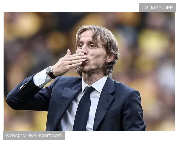 40岁的莫德里奇疯狂回追卡位，扼杀了罗马的反击，莫德里奇成名